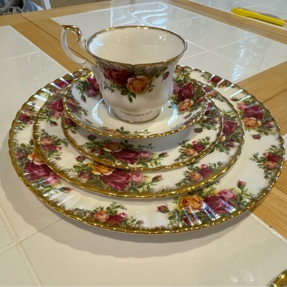 Royal Albert 1962 Country Roses 5 Piece Set Bone China Dinnerware Set - Picture 1 of 7